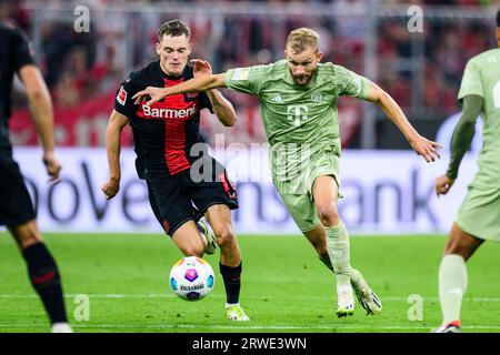 Monaco, Germania. 15 settembre 2023. Calcio: Bundesliga, Bayern Monaco - Bayer Leverkusen, giorno 4, Allianz Arena. Florian Wirtz di Leverkusen (l) in azione contro Konrad Laimer di Monaco (r). Credito: Tom Weller/dpa/Alamy Live News Foto Stock