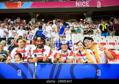 Bella, Francia. 17 settembre 2023. Tifosi giapponesi durante la partita di Coppa del mondo di rugby tra Inghilterra e Giappone allo Stade de Nice il 17 settembre 2023 a Nizza, in Francia. Foto di Baptiste Paquot/ABACAPRESS.COM credito: Abaca Press/Alamy Live News Foto Stock