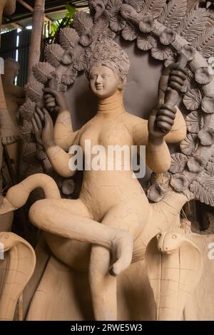 Scultura di Durga maa per Durga Puja a Jorhat, Assam Foto Stock