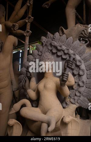 Scultura di Durga maa per Durga Puja a Jorhat, Assam Foto Stock