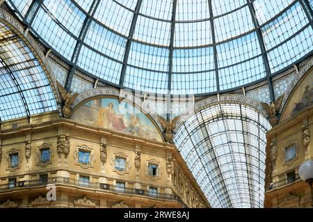 La Galleria Vittorio Emanuele II è un doppio porticato coperto formato da due arcate a volta di vetro ad angolo retto che si intersecano in un ottagono Foto Stock