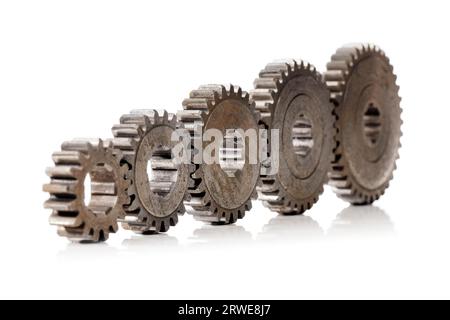 Una fila di vecchie ruote dentate di dimensioni diverse Foto Stock