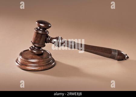 Un martello in legno di mogano con blocco sonoro Foto Stock