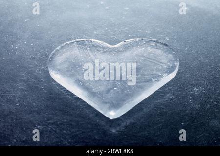 Un pezzo di ghiaccio a forma di cuore Foto Stock