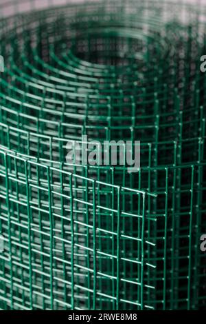 Rete metallica verde rivestita utilizzata nel giardinaggio proteggendo le piante dagli animali Foto Stock