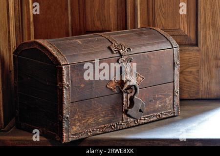 Il tesoro dei casseri è isolato su sfondo bianco Foto Stock