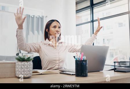 Ufficio, schermo invisibile e mani di una donna con realtà virtuale, ologramma e tecnologia virtuale per la tecnologia di programmazione. Futuristico, ux e Person coding con cyber Foto Stock