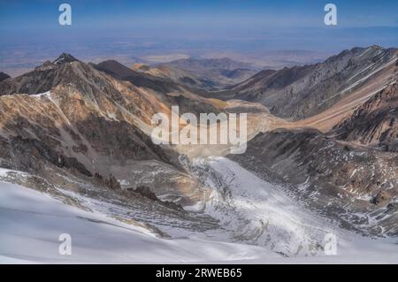 Vista panoramica del ghiacciaio in Ala Archa parco nazionale in Piazza Tian Shan mountain range in Kirghizistan Foto Stock