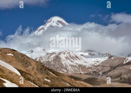 Nuvole che passa al di sopra della pittoresca pendici dei monti georgiano Foto Stock