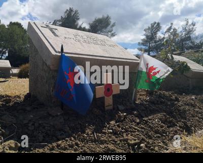 Hill 10 Cemetery, Royal Welch Fusiliers e Wales Flag. Una delle tombe di 699 militari del Commonwealth che morirono a Suvla durante la battaglia di Gallipoli Foto Stock