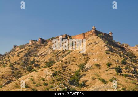 Vista panoramica di Amer Palace permanente sulla cima di una collina nel Rajasthan, India Foto Stock