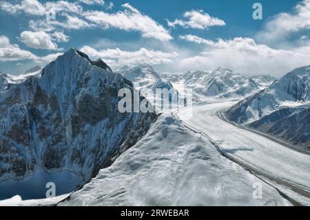 Vista panoramica del ghiacciaio Fedchenko nel Pamir Mountains in Tagikistan Foto Stock