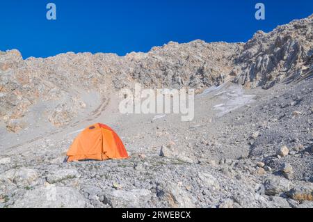 Campeggio in alta quota in montagne panoramiche in Kirghizistan Foto Stock