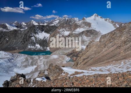 Vista panoramica del lago di montagna in Ala Archa parco nazionale in Piazza Tian Shan mountain range in Kirghizistan Foto Stock