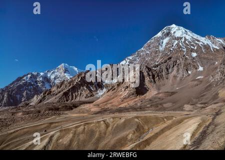 Scenic valle rocciosa in Pamir Mountains in Tagikistan Foto Stock