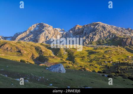 Scenic picchi di montagna in Tien-Shan in Kirghizistan illuminata dal sole di sera Foto Stock