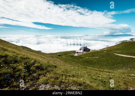 Veduta del Rifugio dal Piaz dalla forcella delle vette grandi Foto Stock