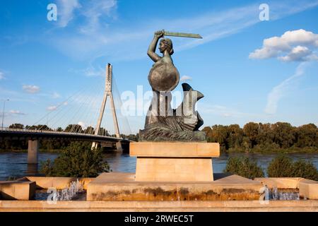 La sirena di Varsavia chiamato Syrenka sul fiume Vistola banca in Polonia Foto Stock