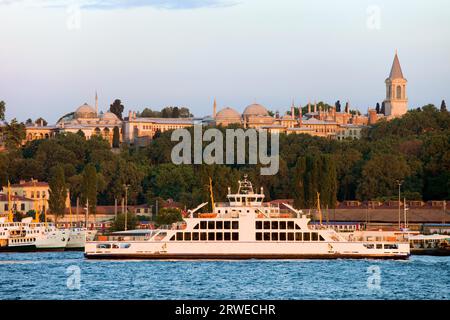 Tramonto al Palazzo Topkapi una residenza dei sultani ottomani, vista dal Corno d'oro ad Istanbul in Turchia Foto Stock