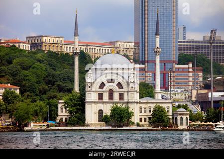 La moschea di Dolmabahce architettura barocca vista dalle parti dello stretto del Bosforo ad Istanbul in Turchia Foto Stock