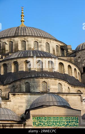 Primo piano sulle cupole (Moschea del Sultano Ahmet), nota anche come Moschea Blu a Istanbul, Turchia, distretto di Sultanahmet Foto Stock