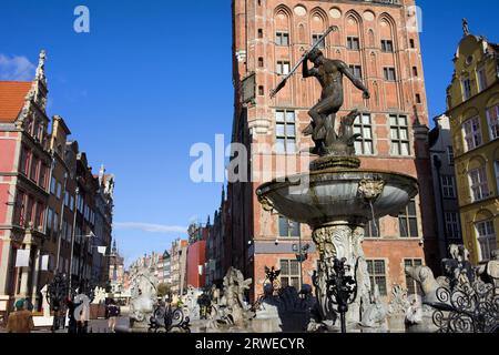 Fontana di Nettuno, statua in bronzo del dio romano del mare nella vecchia città di Gdansk (Danzica), Polonia Foto Stock