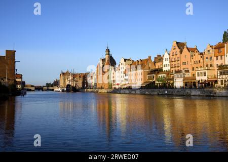 La mattina presto dal fiume Motlawa con vista panoramica sulla Città Vecchia di Danzica in Polonia Foto Stock