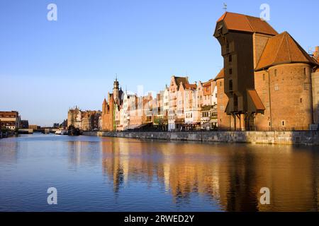 Danzica (Danzica) fronte mare della città vecchia lungo il fiume Motlawa in Polonia al tramonto, sul lato destro dell'immagine The Crane (polacco: Zuraw) Foto Stock