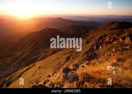 Visualizzare passato Mansfield al tramonto dalla cima del Monte Buller in Victoria, Australia Foto Stock