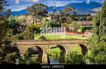 Ponte e paesaggio cittadino di Richmond in Tasmania, Australia Foto Stock