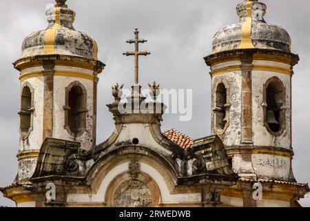 Vista delle torri della storica chiesa barocca Igreja Sao Francisco de Assis, Ouro Preto, UNESCO World He Foto Stock