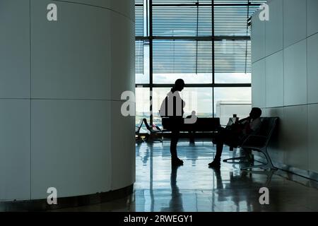 Sagome dei passeggeri nel terminal T4 dell'aeroporto di Madrid. Adolfo Suarez-Barajas Foto Stock