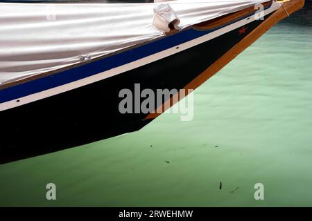 Una barca sull'acqua di Venezia Foto Stock