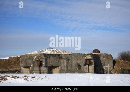 Bunker della linea Maginot in Francia, Lorena, preso in inverno, sfondo blu-bianco cielo Foto Stock