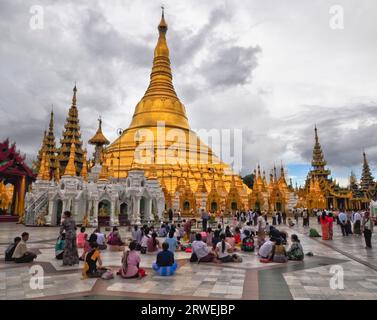 Rangun Shwedagon-Pagode beten Foto Stock