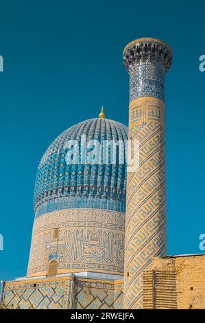 Foto di un grande edificio e di una torre con ornamenti e motivi blu nelle strade di Samarcanda in Uzbekistan Foto Stock