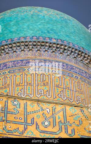 Foto del grande tetto dell'edificio fatto di mattoni con motivi colorati e ornamenti nelle strade di Samarcanda in Uzbekistan Foto Stock