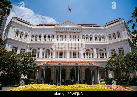 Singapore, Singapore, 26 settembre 2010: Il famoso e storico hotel Raffles in una calda giornata di sole a Singapore Foto Stock