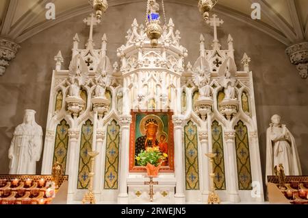 New York, USA, 3 dicembre 2011: Alter and Candles presso la Cattedrale di San Patrizio a Manhattan, New York City Foto Stock