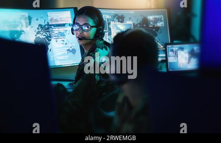 Sala di controllo militare, cuffia e donna con uomo, computer e tecnologia per la comunicazione. Sicurezza, sorveglianza globale e soldato con lavoro di squadra Foto Stock