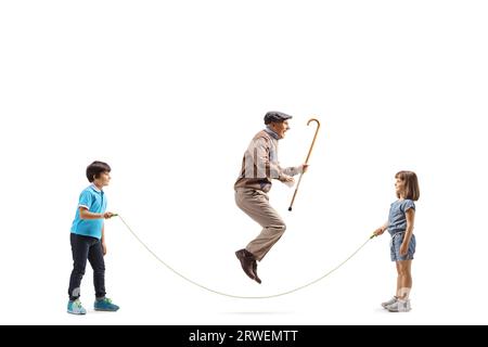 Ragazza e ragazzo che giocano saltando la corda con nonno isolato su sfondo bianco Foto Stock