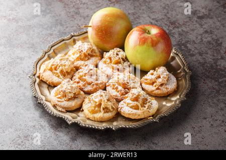 Cottura tradizionale autunnale, biscotti fatti in casa alla mela e cannella in un piatto sul tavolo. Orizzontale Foto Stock