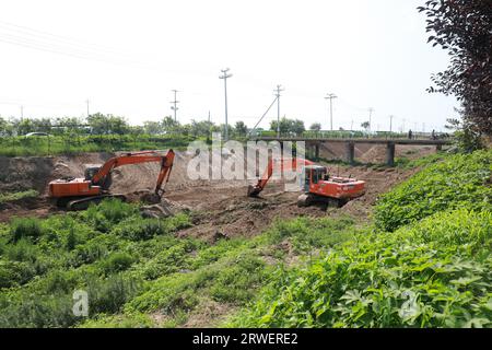 LUANNAN COUNTY, Cina - 26 luglio 2021: Gli escavatori puliscono il corso del fiume. Foto Stock