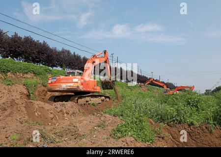 LUANNAN COUNTY, Cina - 26 luglio 2021: Gli escavatori puliscono il corso del fiume. Foto Stock