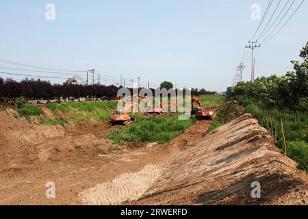 LUANNAN COUNTY, Cina - 26 luglio 2021: Gli escavatori puliscono il corso del fiume. Foto Stock
