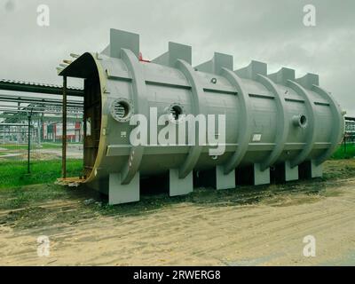 Scambiatore di calore nell'area di processo di impianti petroliferi e di raffineria, costruzioni ingegneristiche complesse Foto Stock