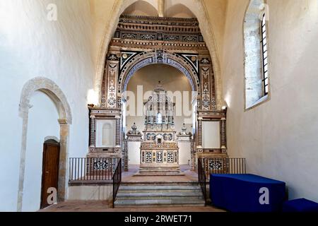 Gerace Calabria Italia. L'interno e l'altare barocco della chiesa di San Francesco d'Assisi Foto Stock