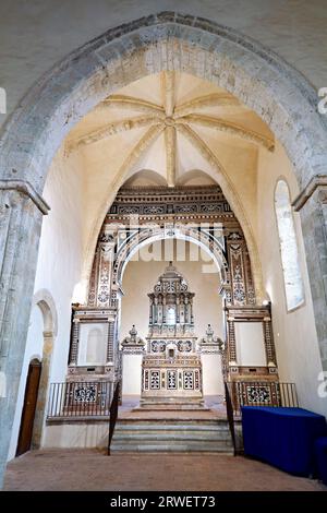 Gerace Calabria Italia. L'interno e l'altare barocco della chiesa di San Francesco d'Assisi Foto Stock