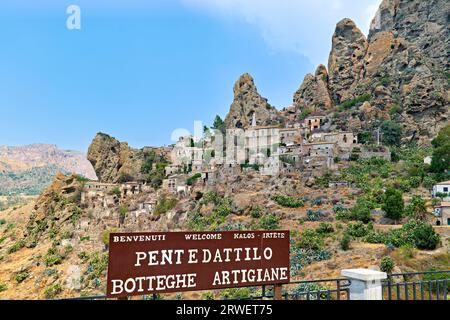 Pentedattilo Calabria Italia. Città fantasma abbandonata Foto Stock