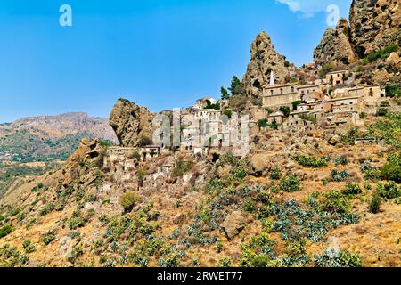 Pentedattilo Calabria Italia. Città fantasma abbandonata Foto Stock